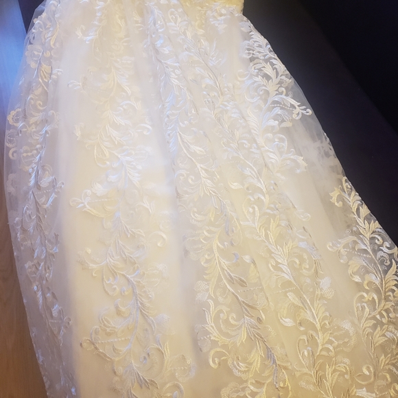 Full Lace Wedding Dress with back  Bow . - Picture 7 of 8